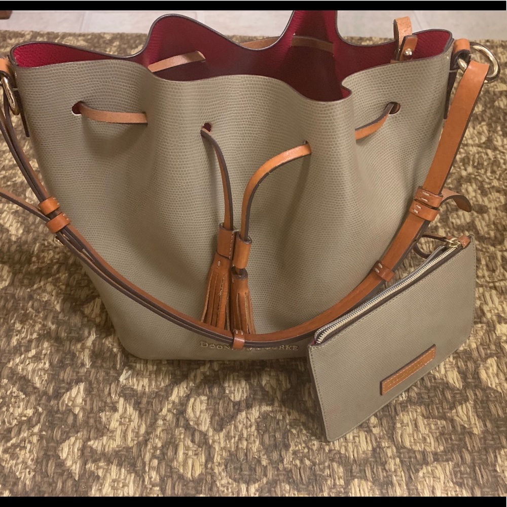 Beautiful EUC Dooney&Bourke bucket tote!